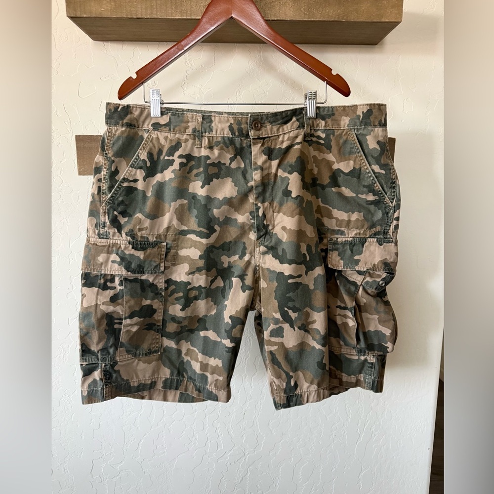 Levi’s|Men’s Olive Camouflage Cargo Shorts, size 40•••Summer closet staple - Picture 3 of 14